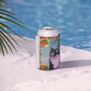 ジーナの缶クーラー。スリーブ Savoring a canned drink becomes a delightful moment when shared with Lady Jina.